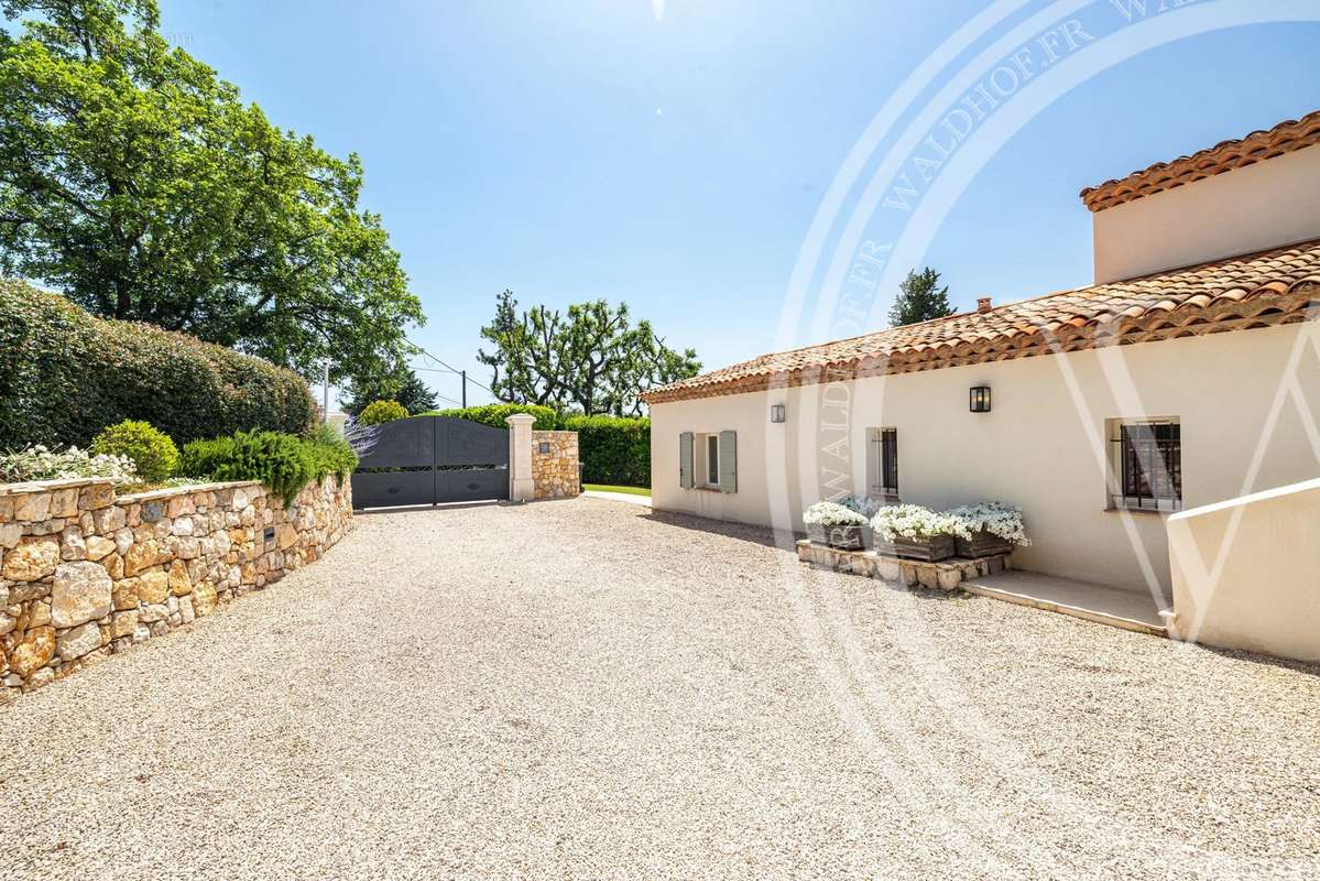 Maison à CHATEAUNEUF-GRASSE