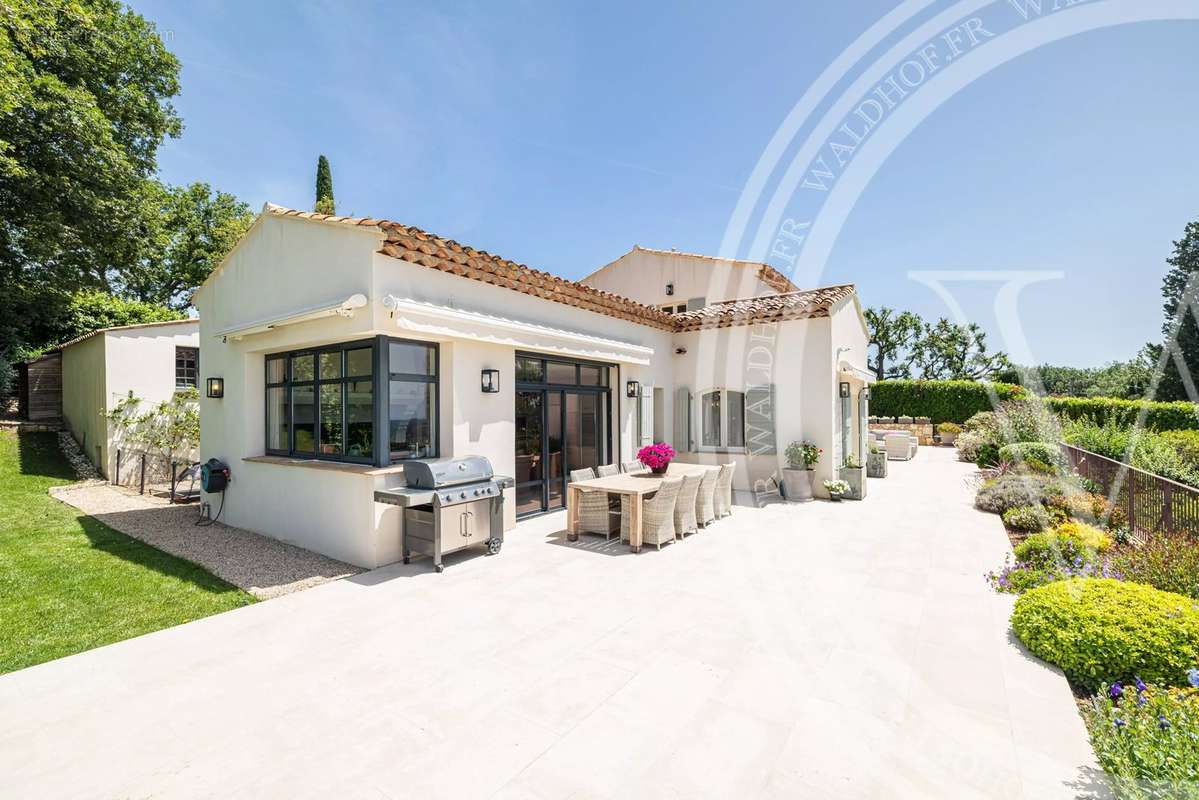 Maison à CHATEAUNEUF-GRASSE