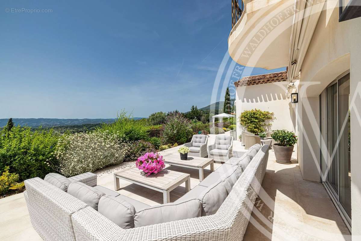 Maison à CHATEAUNEUF-GRASSE