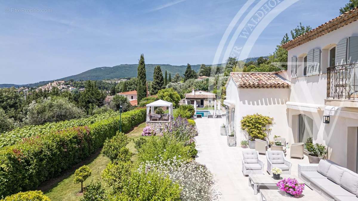 Maison à CHATEAUNEUF-GRASSE