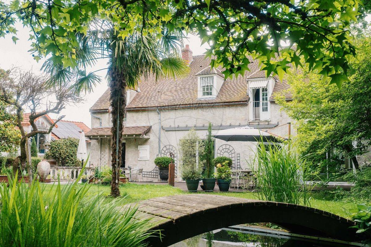 Maison à CREUZIER-LE-VIEUX