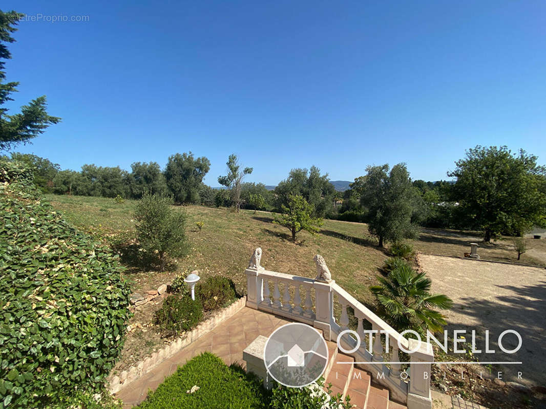 Maison à ROQUEBRUNE-SUR-ARGENS