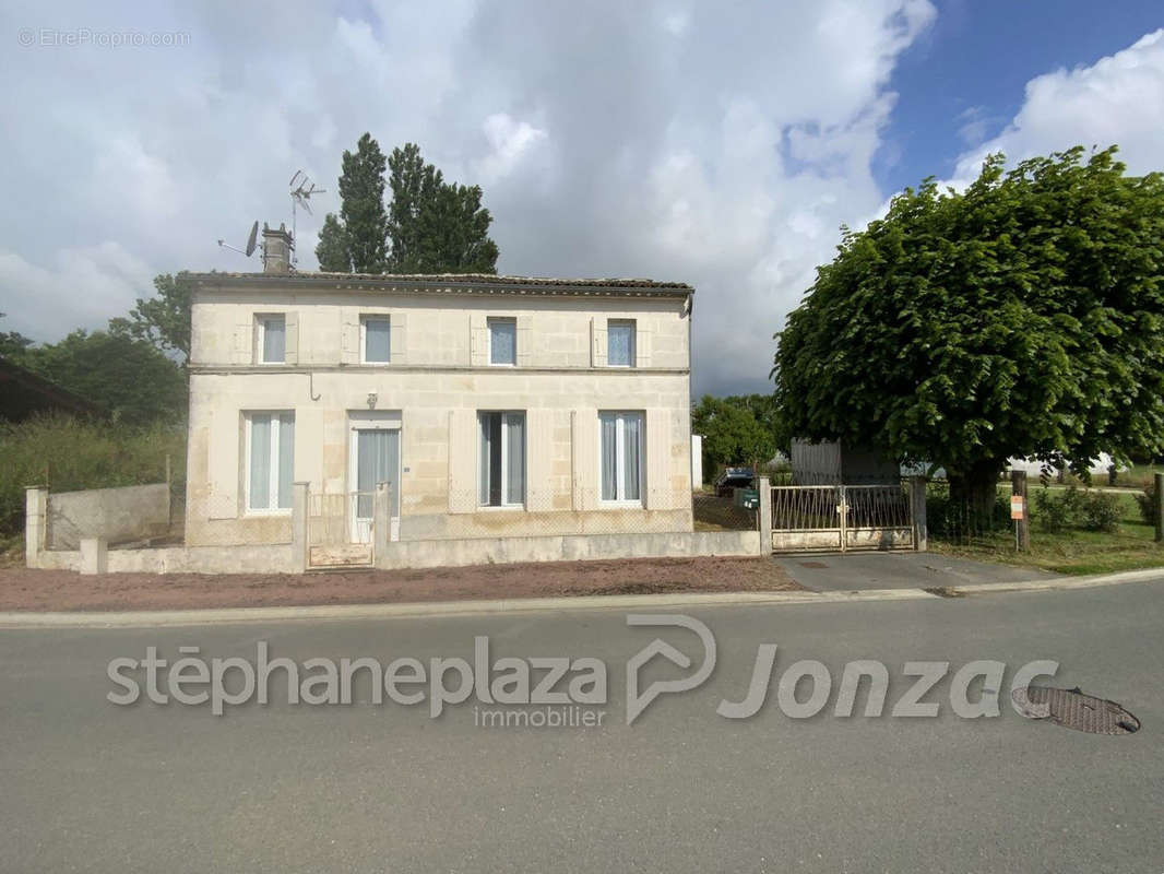 Maison à SAINT-GENIS-DE-SAINTONGE