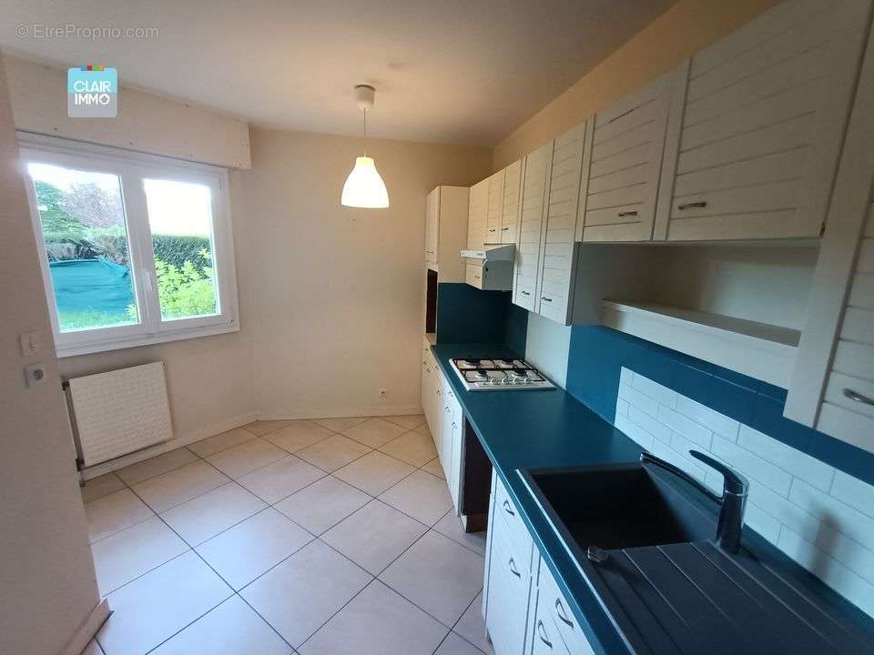 A MACON EN BOURGOGNE APPARTEMENT T4 DE 92 M² EN REZ DE JARDIN - Appartement à MACON