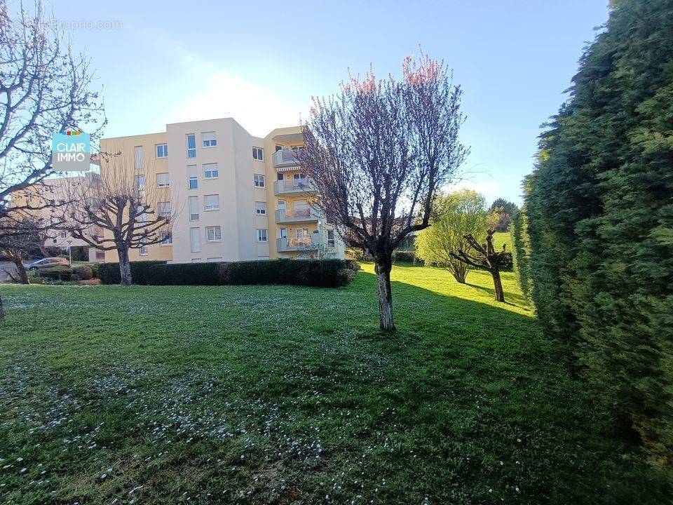 A MACON EN BOURGOGNE APPARTEMENT T4 DE 92 M² EN REZ DE JARDIN - Appartement à MACON