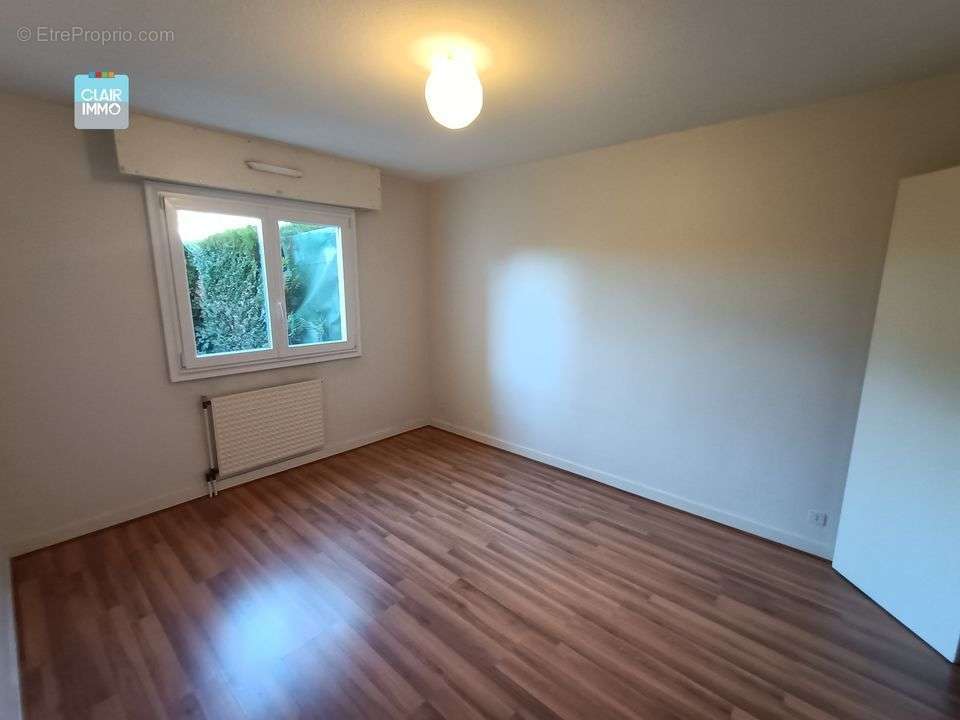 A MACON EN BOURGOGNE APPARTEMENT T4 DE 92 M² EN REZ DE JARDIN - Appartement à MACON