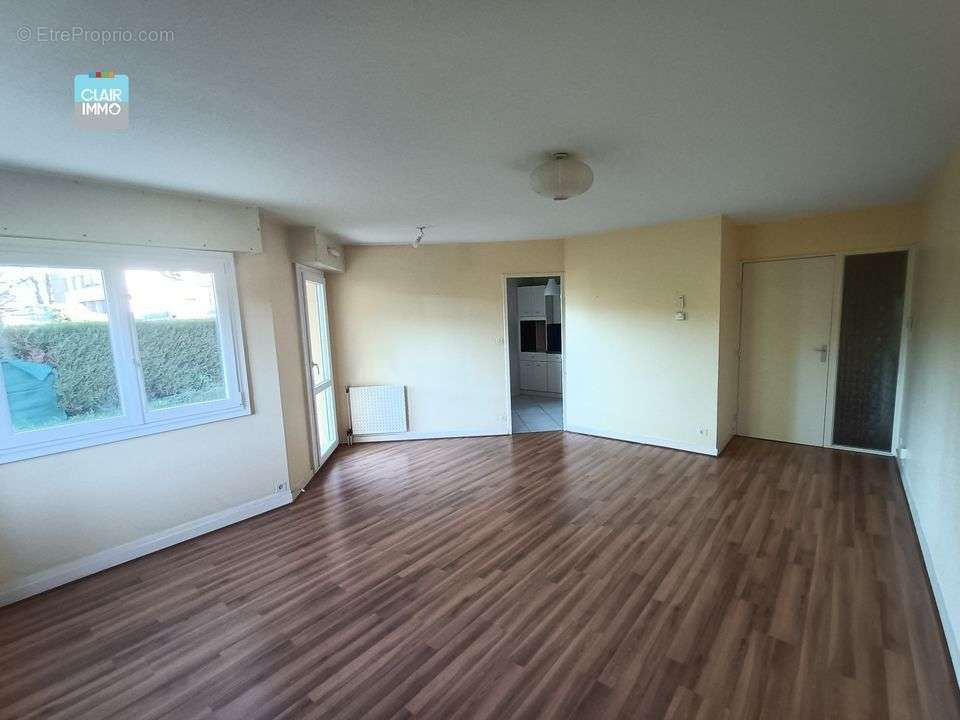 A MACON EN BOURGOGNE APPARTEMENT T4 DE 92 M² EN REZ DE JARDIN - Appartement à MACON