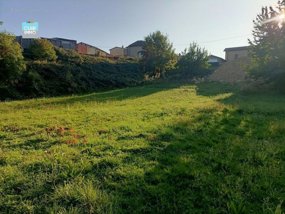 Dans le bourg de Prissé, village viticole à 8km de Mâcon, - Terrain à PRISSE