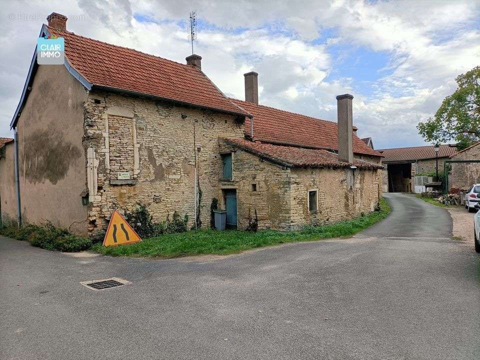 A CLESSE PROCHE MACON ENSEMBLE IMMOBILIER DE 125 m²  et 415 - Maison à CLESSE