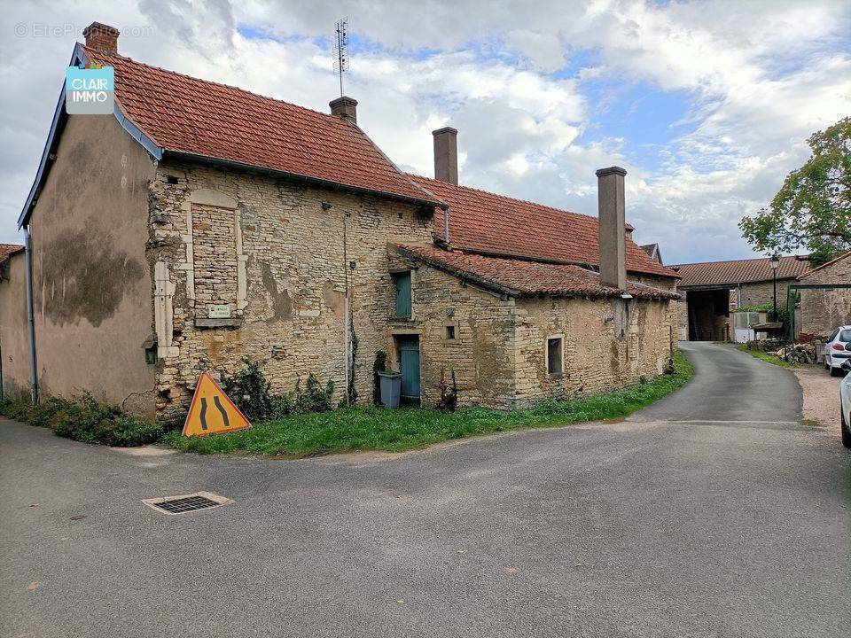 A CLESSE PROCHE MACON ENSEMBLE IMMOBILIER DE 125 m²  et 415 - Maison à CLESSE