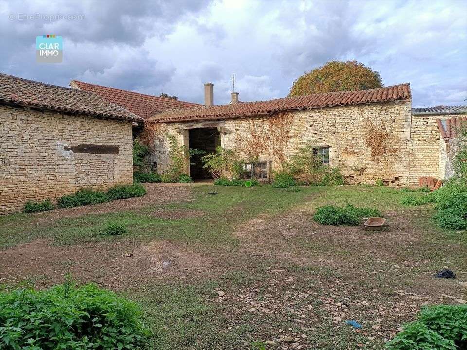 A CLESSE PROCHE MACON ENSEMBLE IMMOBILIER DE 125 m²  et 415 - Maison à CLESSE