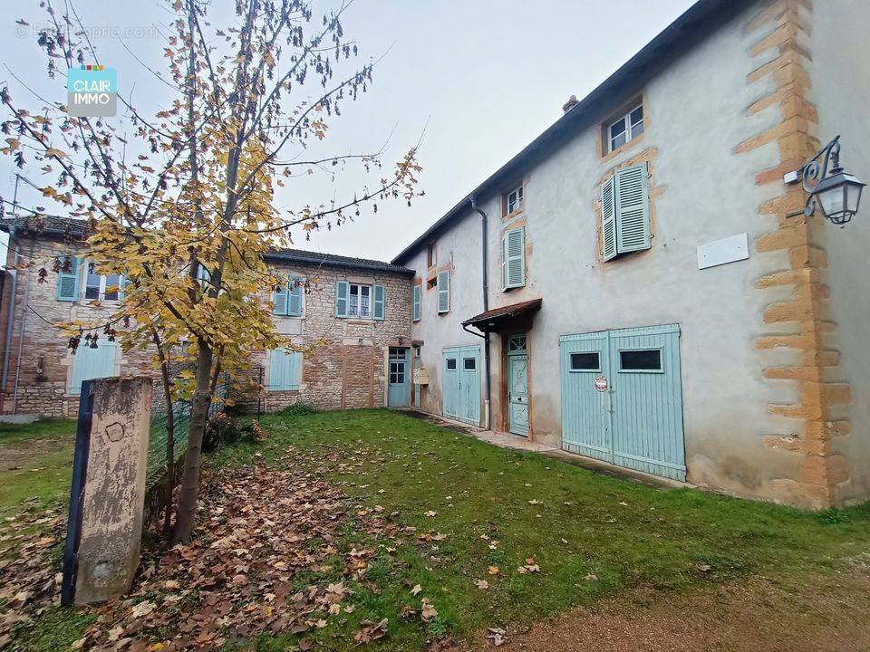 A AZE PROCHE MACON EN BOURGOGNE ENSEMBLE IMMOBILIER 6 PIECES DE - Maison à AZE