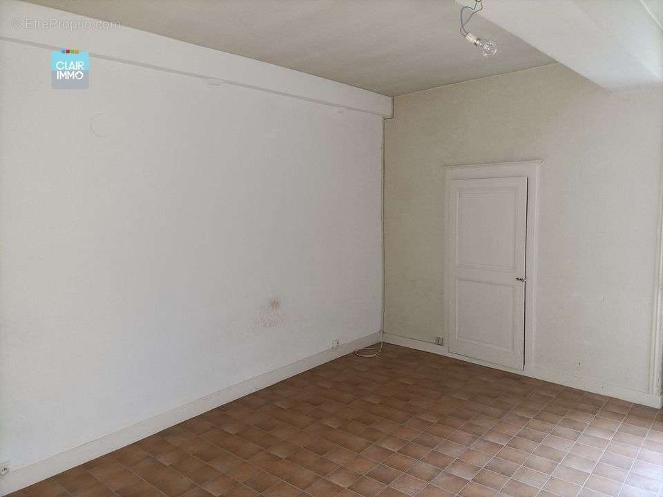 A AZE PROCHE MACON EN BOURGOGNE ENSEMBLE IMMOBILIER 6 PIECES DE - Maison à AZE