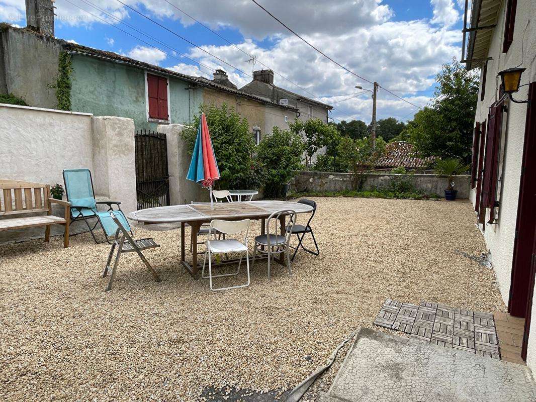 Maison à CHAMPDENIERS-SAINT-DENIS