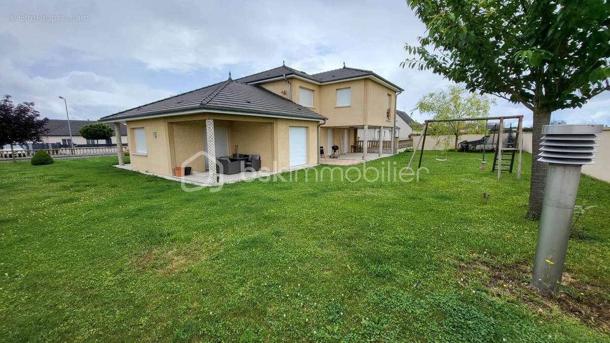 Maison à LE CHATELET-SUR-RETOURNE