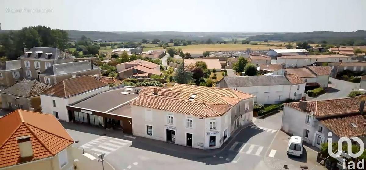 Photo 1 - Commerce à SAINT-CYR-DES-GATS