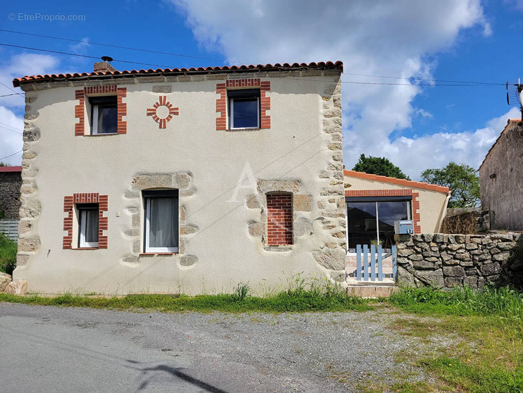 Maison à SAINT-ETIENNE-DU-BOIS