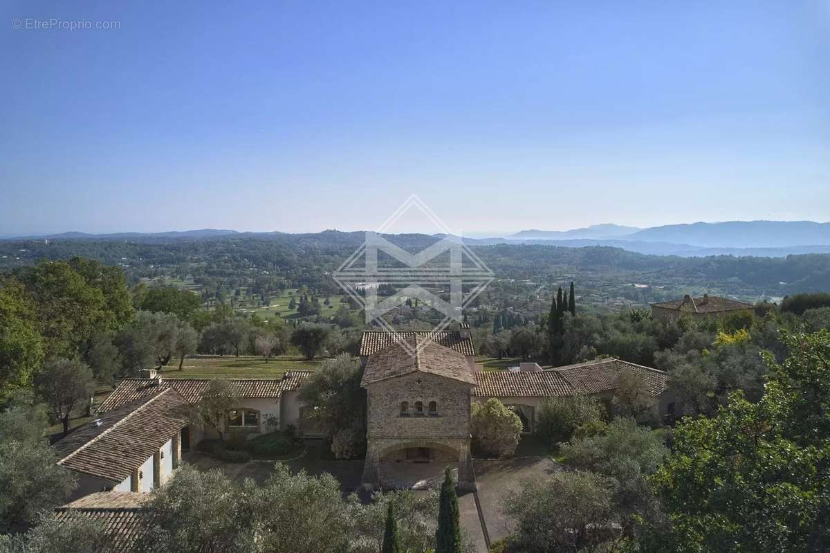 Maison à CHATEAUNEUF-GRASSE