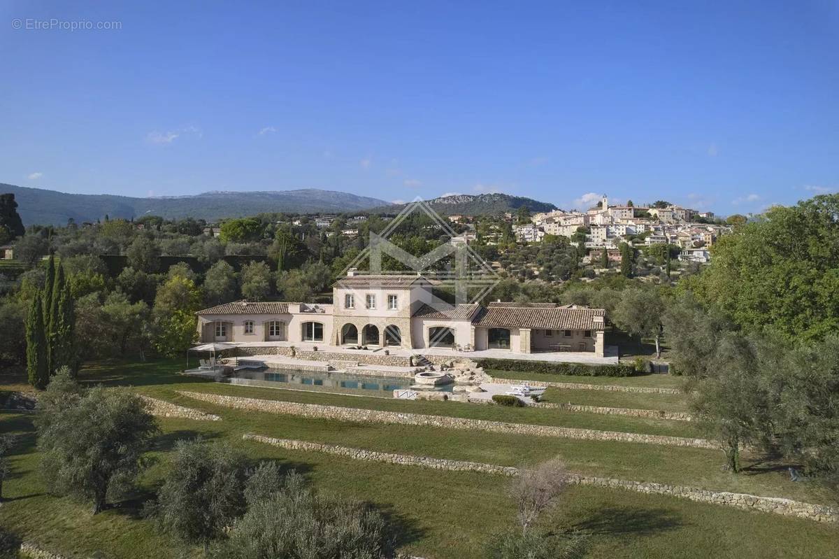 Maison à CHATEAUNEUF-GRASSE