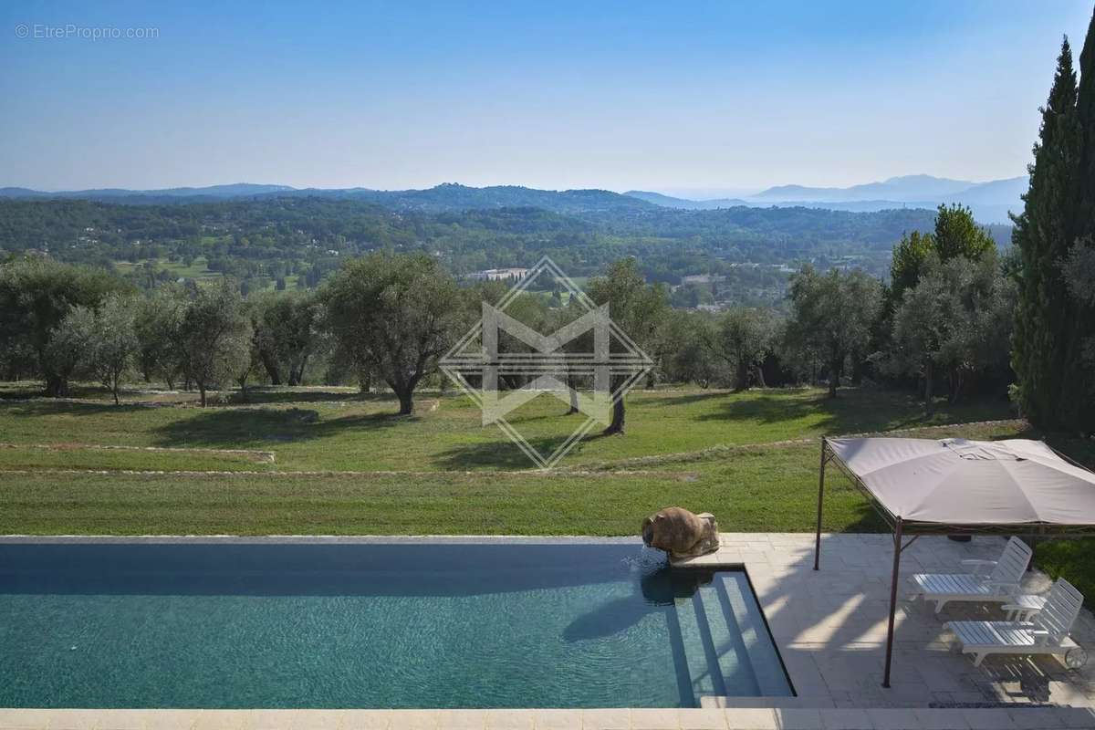 Maison à CHATEAUNEUF-GRASSE