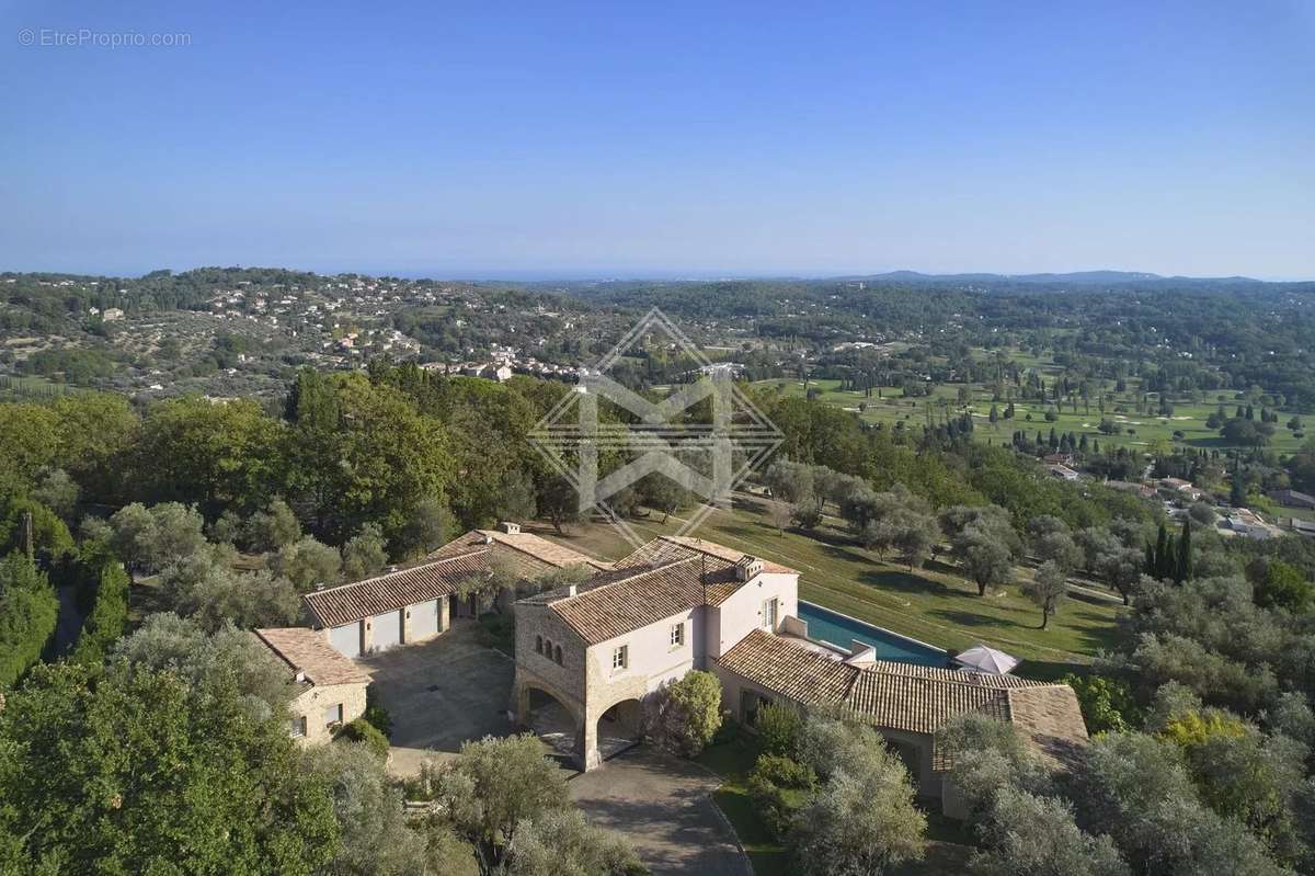 Maison à CHATEAUNEUF-GRASSE