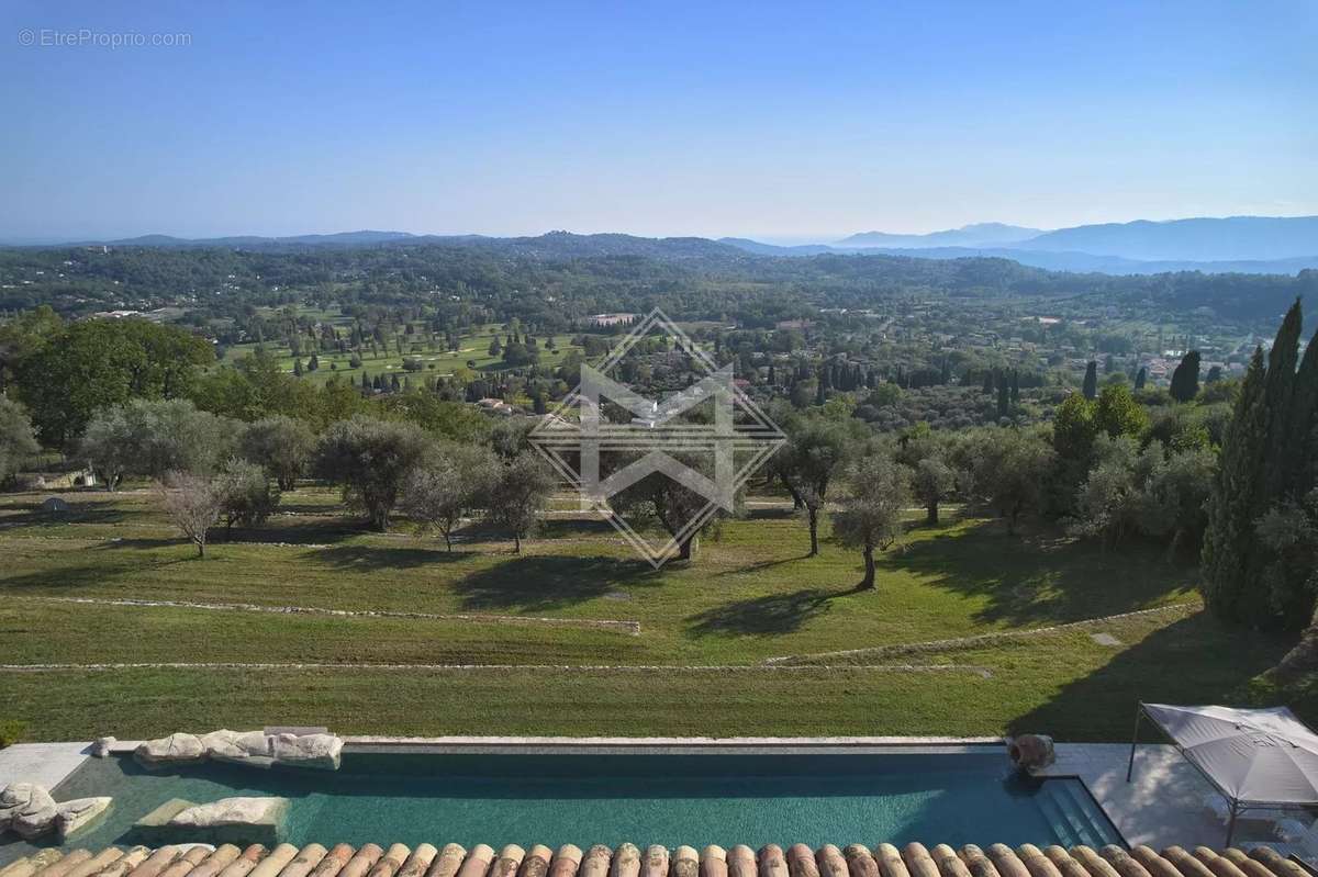 Maison à CHATEAUNEUF-GRASSE