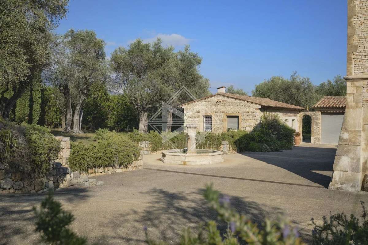 Maison à CHATEAUNEUF-GRASSE