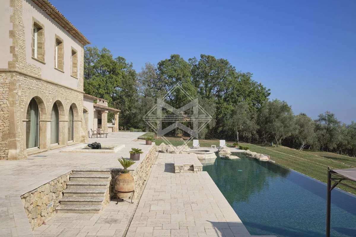 Maison à CHATEAUNEUF-GRASSE