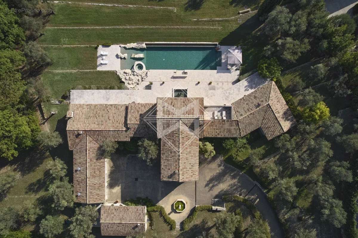 Maison à CHATEAUNEUF-GRASSE