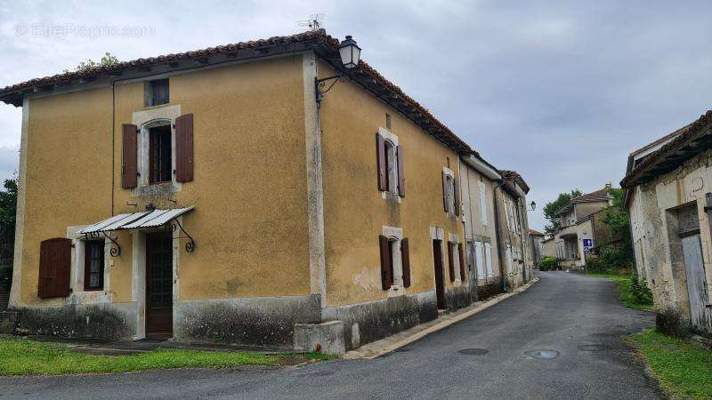 Maison à MONTMOREAU-SAINT-CYBARD