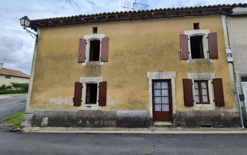 Maison à MONTMOREAU-SAINT-CYBARD