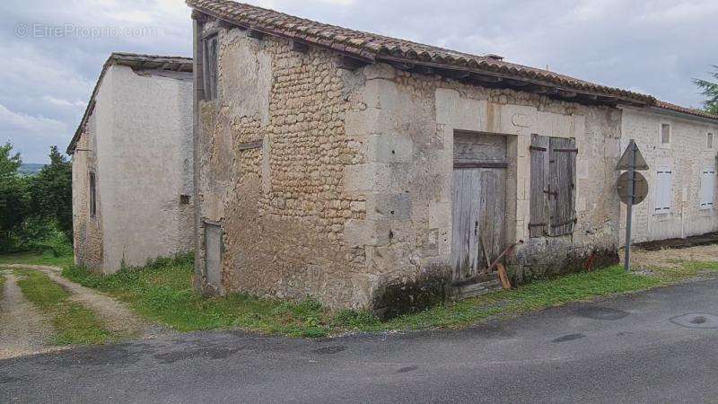 Maison à MONTMOREAU-SAINT-CYBARD