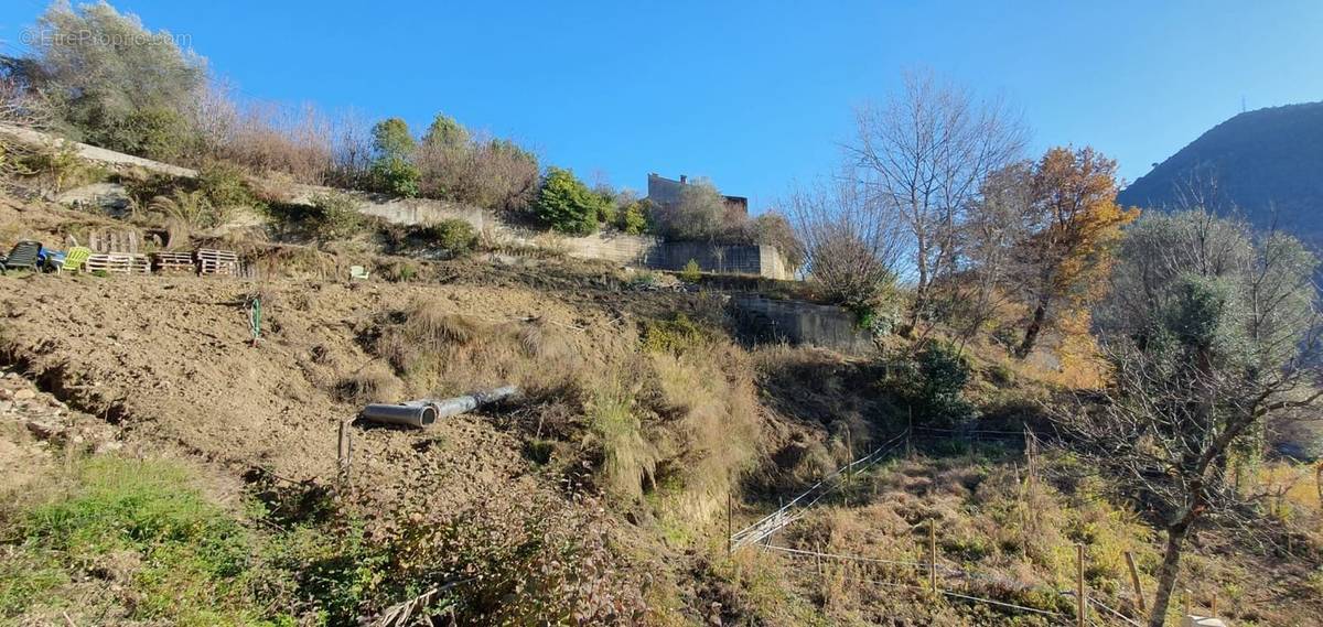 Terrain à TOURRETTE-LEVENS