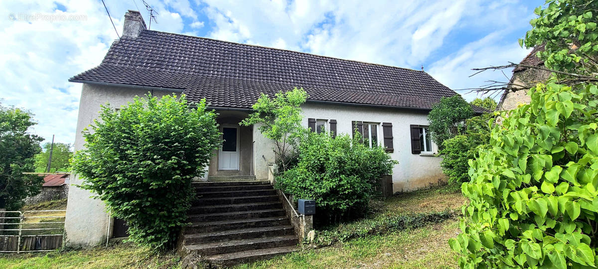 Maison à MAYRINHAC-LENTOUR