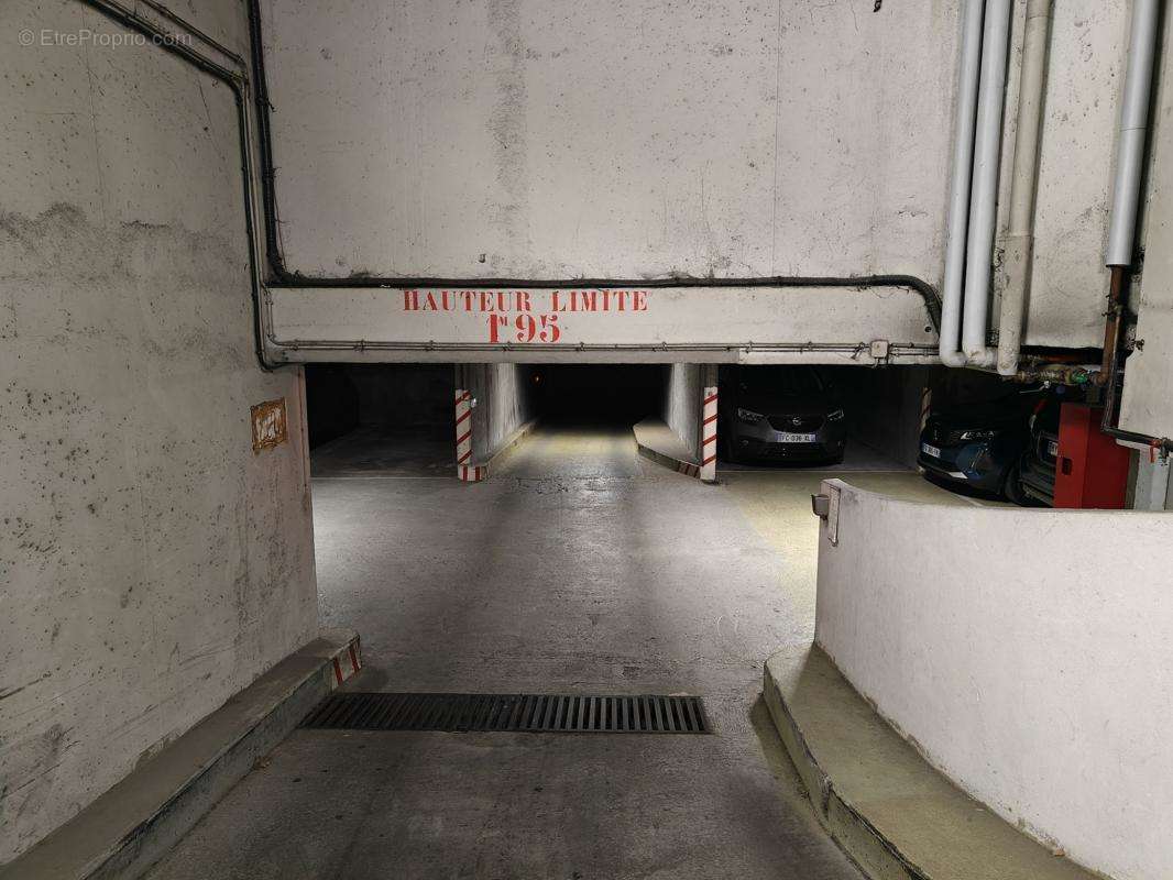 Parking à PARIS-18E