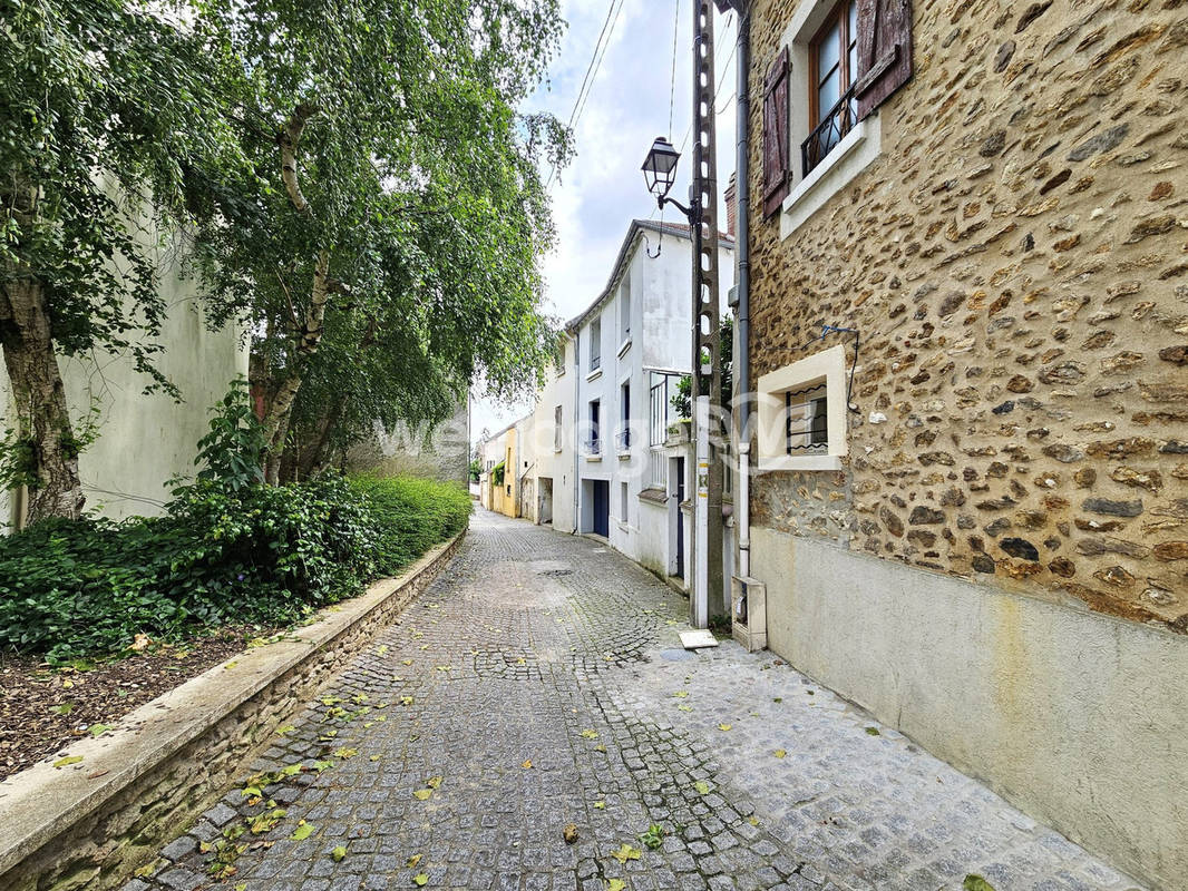 Maison à CHANTELOUP-LES-VIGNES