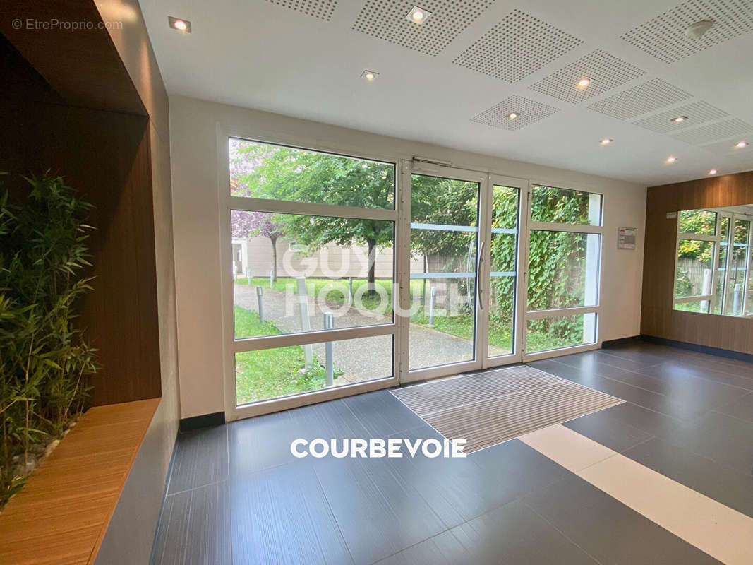 Appartement à COURBEVOIE