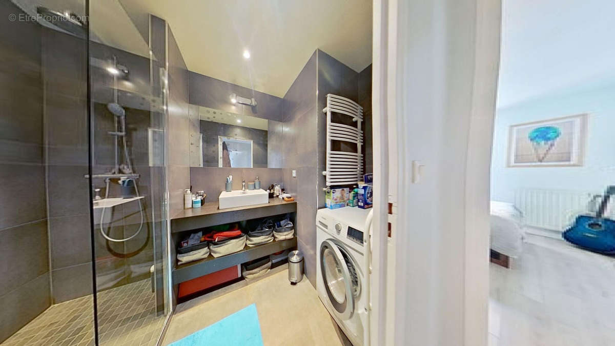 Appartement à COURBEVOIE