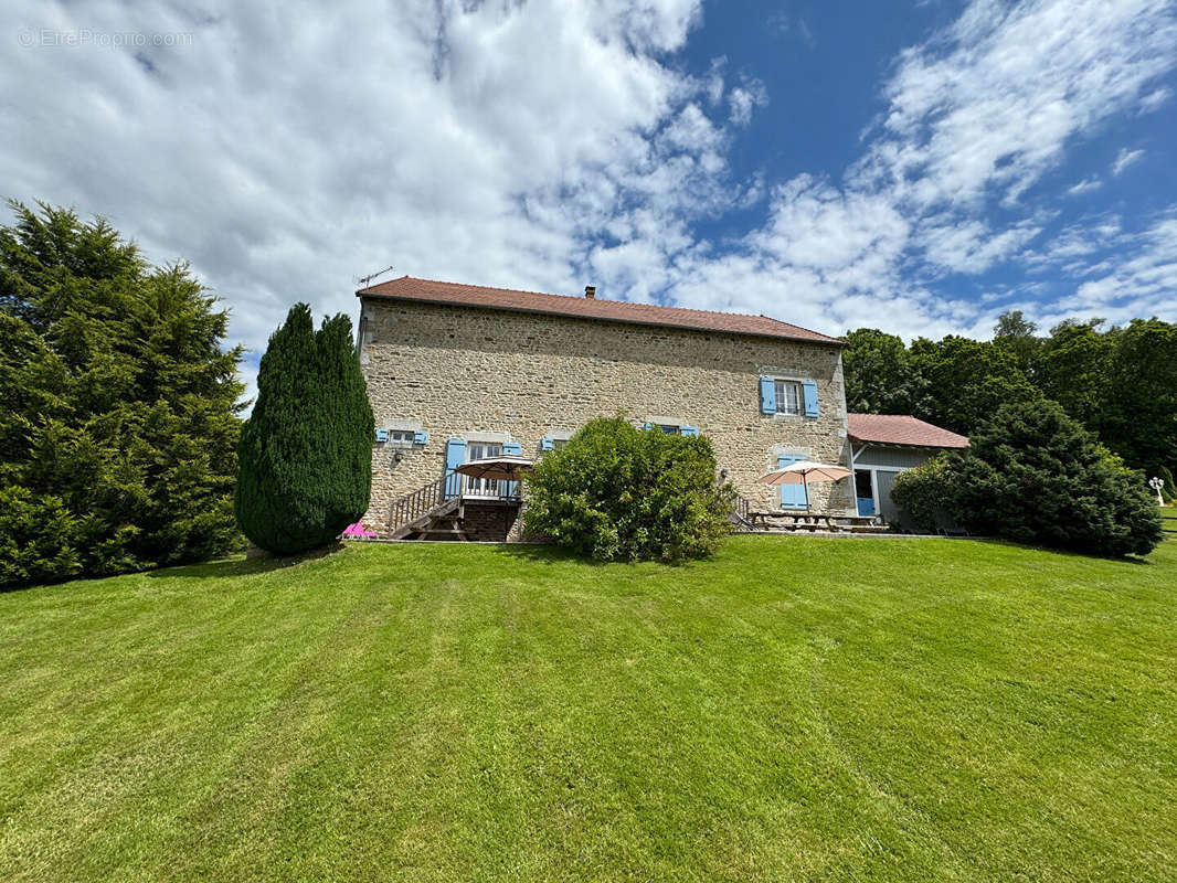 Maison à JOUILLAT