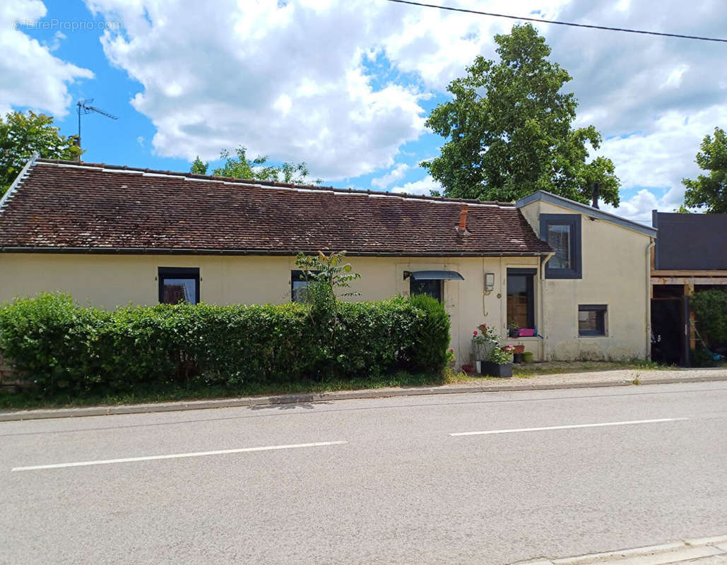 Maison à OUGES