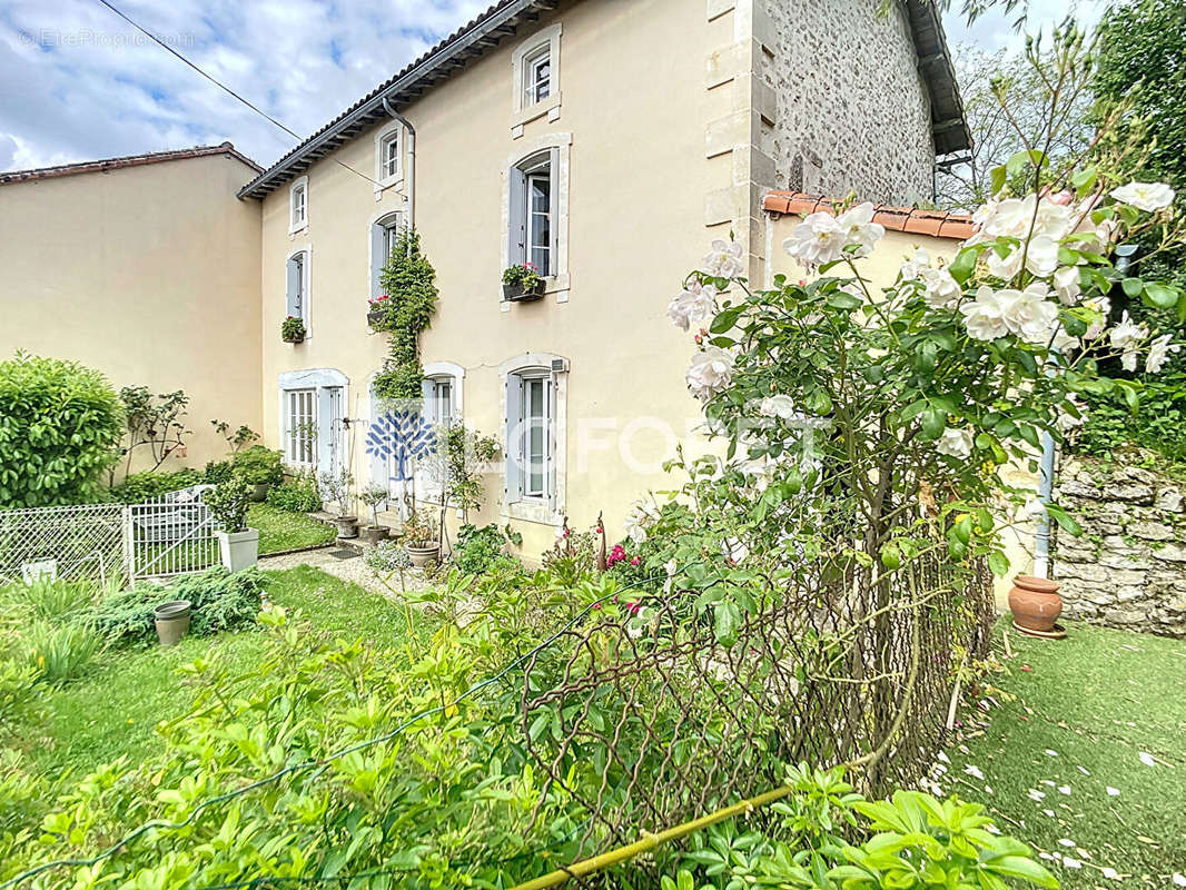 Maison à MAZIERES-EN-GATINE