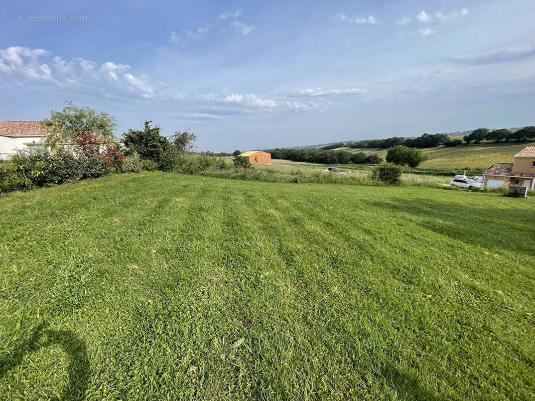 Terrain à SAINT-PIERRE-DE-LAGES