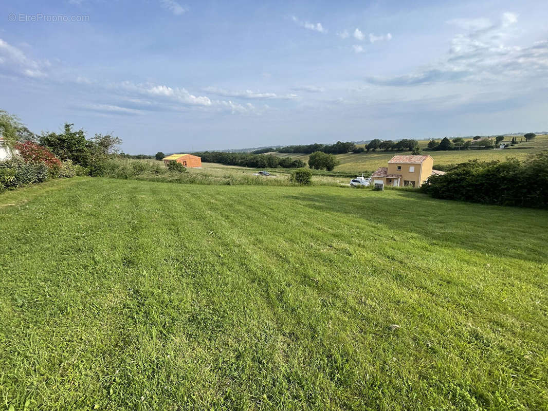 Terrain à SAINT-PIERRE-DE-LAGES