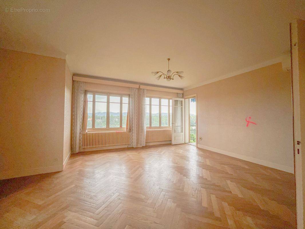 Appartement à CHARBONNIERES-LES-BAINS