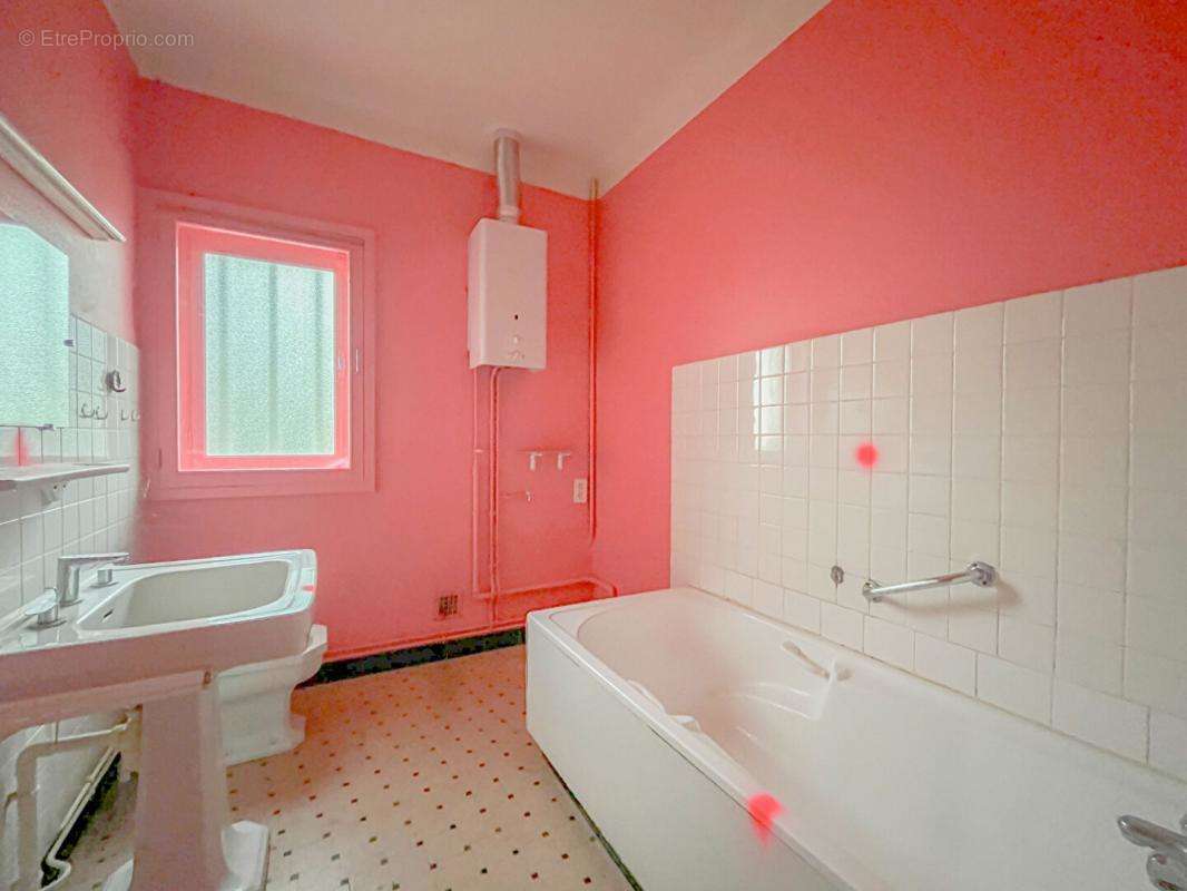 Appartement à CHARBONNIERES-LES-BAINS