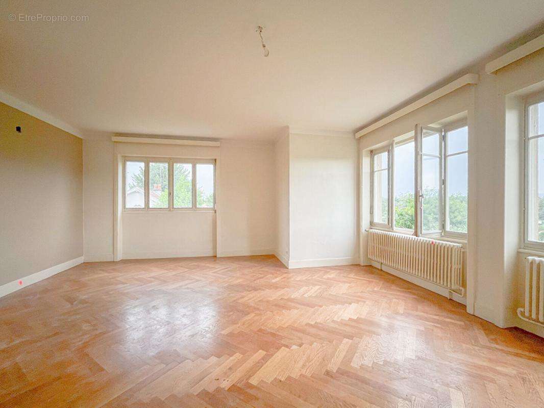 Appartement à CHARBONNIERES-LES-BAINS