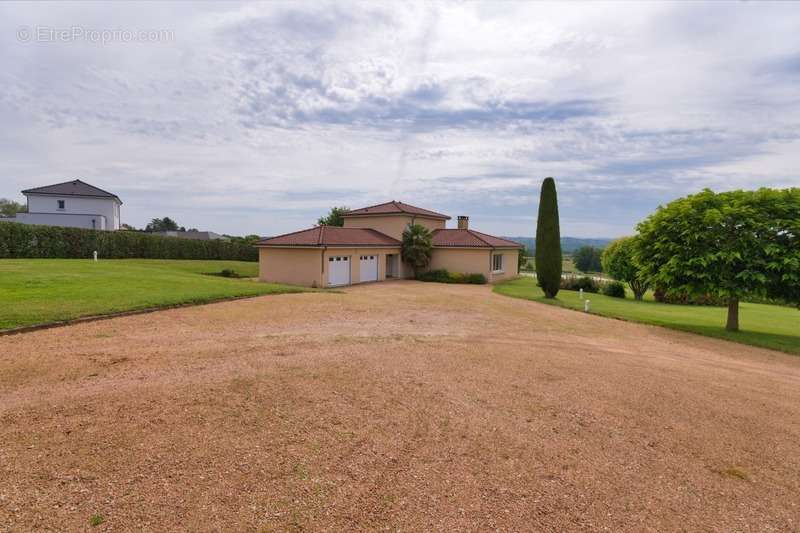 Maison à SAINT-REMY-EN-ROLLAT