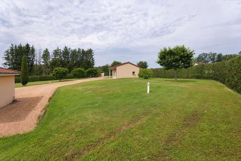 Maison à SAINT-REMY-EN-ROLLAT