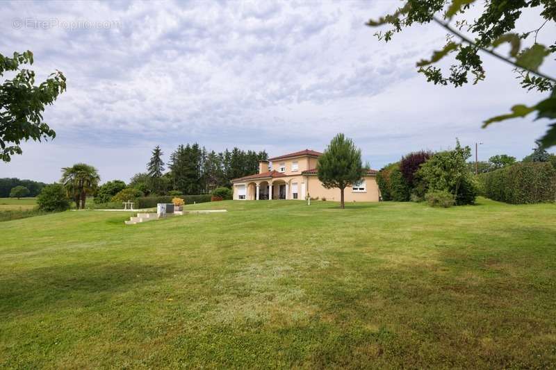 Maison à SAINT-REMY-EN-ROLLAT