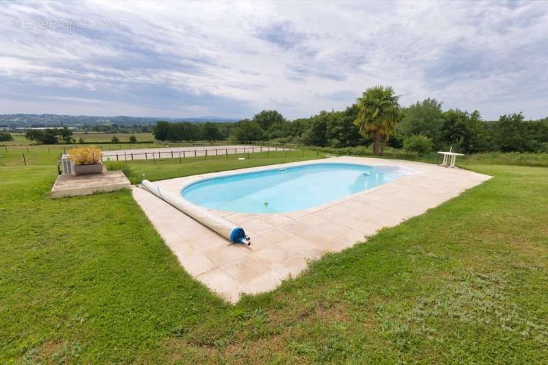 Maison à SAINT-REMY-EN-ROLLAT